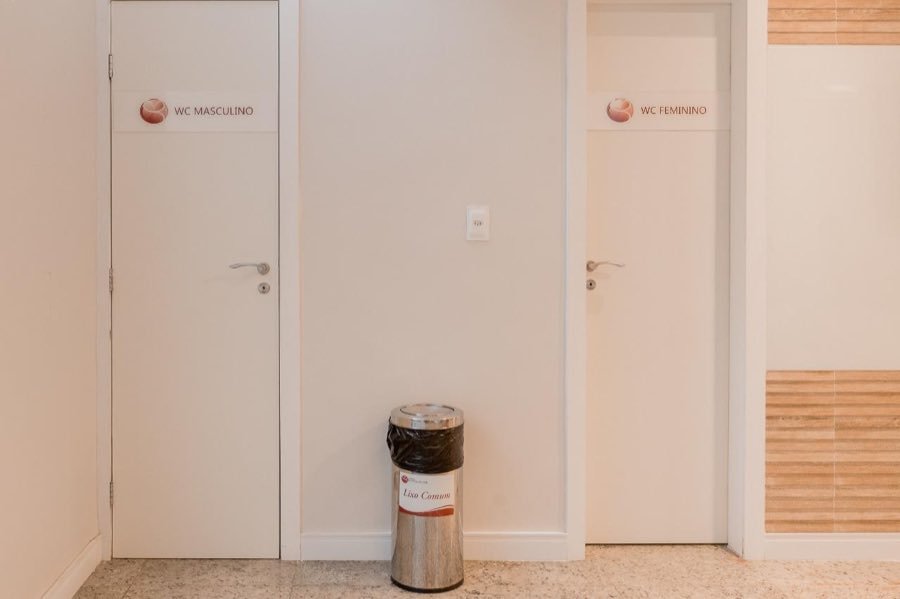 Corredor com as portas dos consultórios