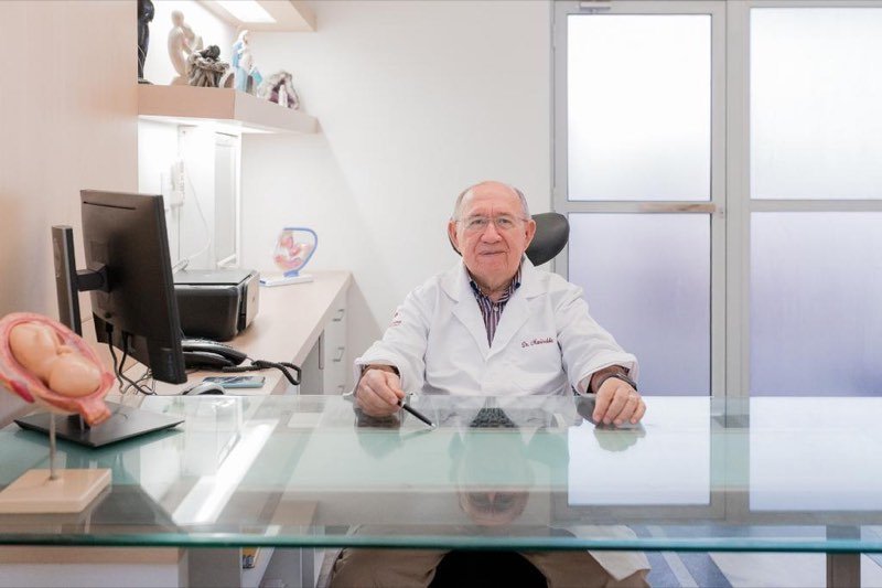 Dr. Marinaldo Cavalcanti e Melo em seu consultório