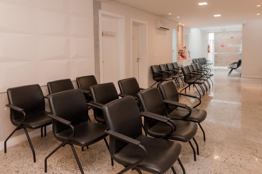 Segunda sala de espera, com fileiras de poltronas