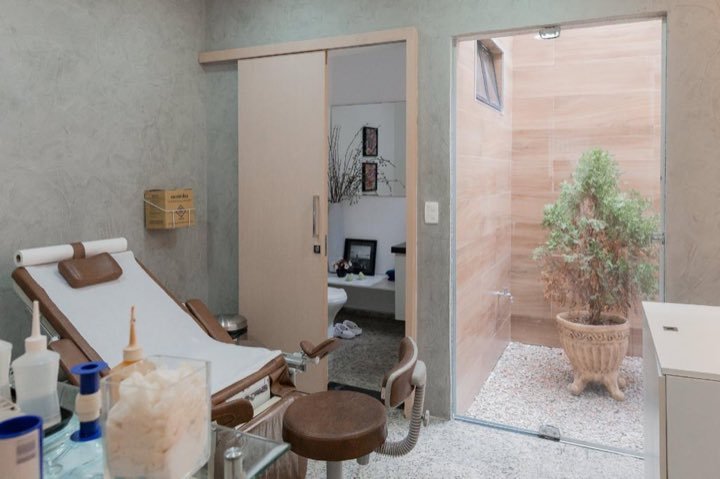Sala de exames da clínica, com jardim interno